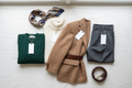 Flat lay abbigliamento vintage rigenerato con cartellini